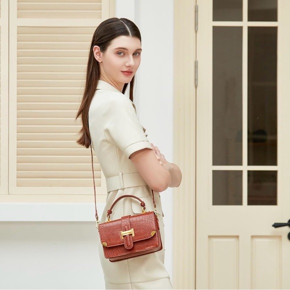 Chic Tan Crocodile Pattern Crossbody Bag - Picture 2 of 7